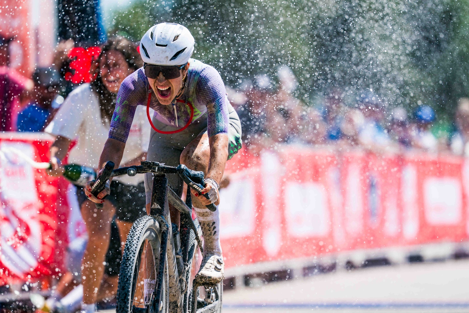 Rosa Kl&ouml;ser (Canyon-SRAM) claims the win at 2025 Gravel Worlds