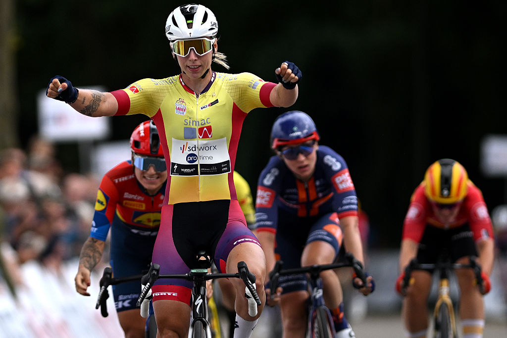 Lorena Wiebes wins stage 2 at the Simac Ladies Tour